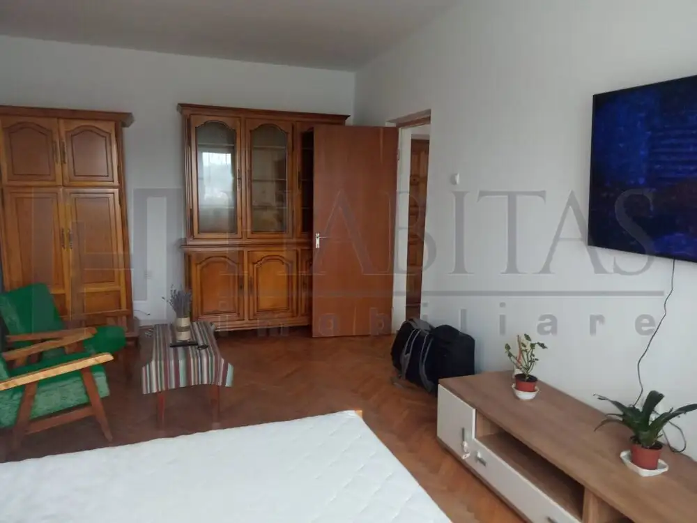 Apartament cu o camere, decomandat, 40mp utili, zona Gruia