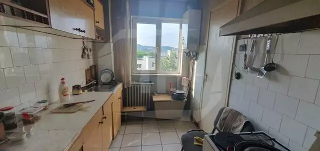 Apartament 3 camere, etaj intermediar, parcare, zona Primaverii