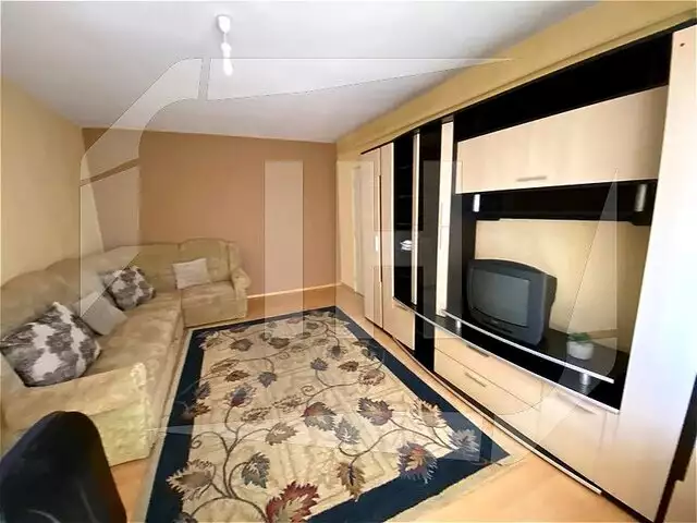 Apartament 3 camere, etaj intermediar, decomandat, zona Calea Floresti