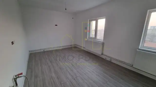 2 Bai. 4 Camere.  Renovat recent. Decomandat.Centrala