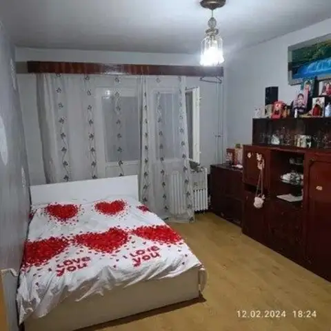 Apartament 3 camere  în zona str Ion Meșteru