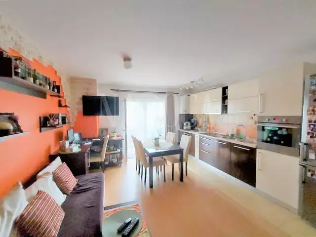 Se vinde apartament, 3 camere in Floresti