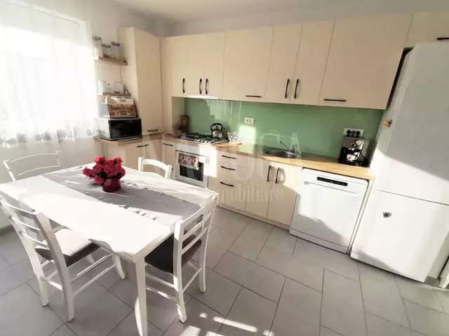 De vanzare apartament, 3 camere in Floresti