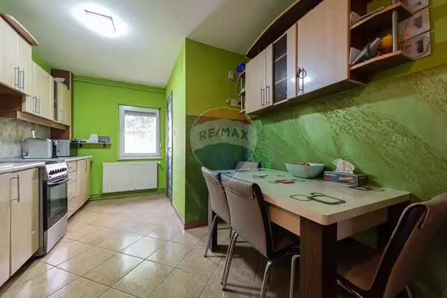 Apartament cu 3 camere de vânzare în zona Alfa