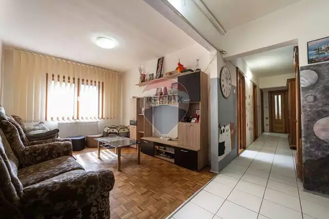 Apartament cu 5 camere de vânzare în zona Aurel Vlaicu