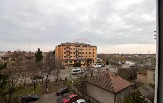 Apartament cu 3 camere de vânzare în zona Romanilor