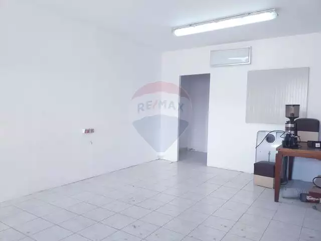 Spațiu de birouri central 40 mp , parcare proprie