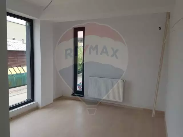 Apartament cu 3 camere de vânzare zona Moinesti + Loc parcare inclus