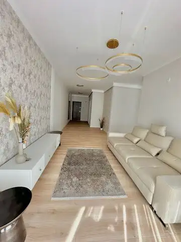 Se vinde apartament, 3 camere, in Floresti, zona Centru