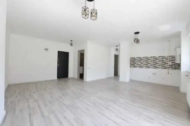 Vanzare apartament, 3 camere, in Floresti, zona Centru