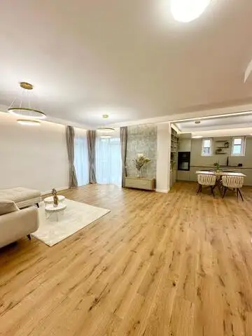 De vanzare apartament, 3 camere, in Floresti, zona Centru