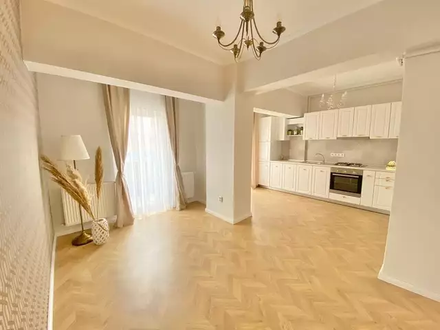 Se vinde apartament, 3 camere, in Floresti, zona Centru