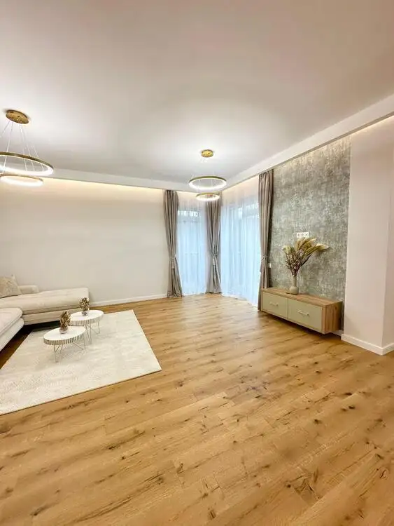 De vanzare apartament, 3 camere, in Floresti, zona Centru