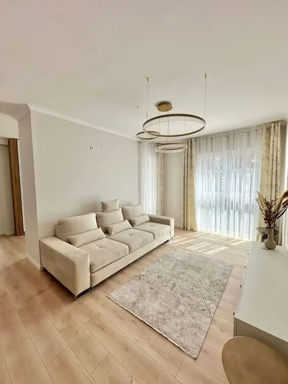 Se vinde apartament, 3 camere, in Floresti, zona Centru