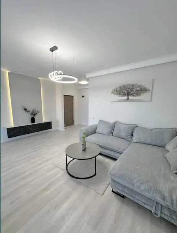 Se vinde apartament, 2 camere, in Floresti, zona Centru