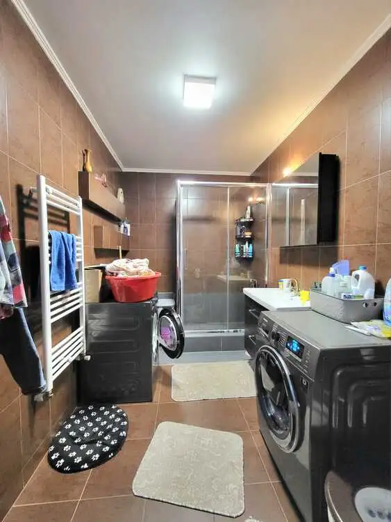 Se vinde apartament, 2 camere, in Floresti, zona Centru