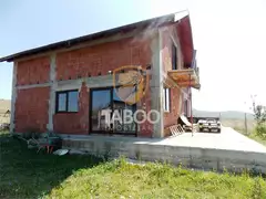 Casa cu 4 camere decomandate si 220 mp curte de vanzare in Sura Mare