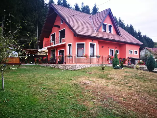 Vila de lux 4 camere garaj si teren 700 mp de vanzare in Sibiu Tocile
