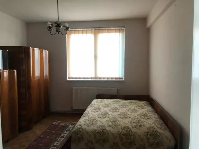 Apartament de vanzare cu 3 camere 2 garaje acoperite Lupeni in Sibiu