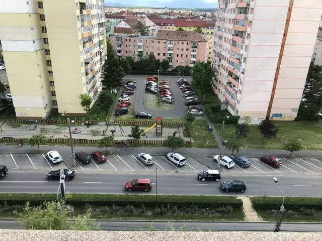 Apartament de vanzare 3 camere balcon pivnita zona Mihai Viteazu Sibiu