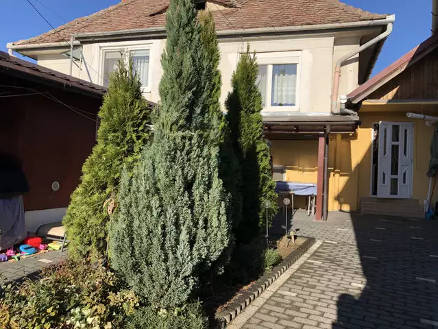 Casa de vanzare cu garaj curte libera Piata Cluj Sibiu