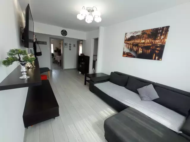 Apartament de vanzare 3 camere decomandate mobilat balcon Strand Sibiu