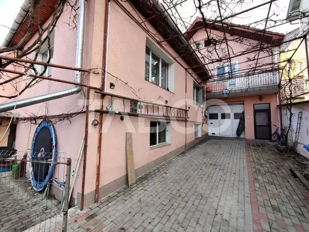 Casa individuala 320 mp 5 camere 3 bai si garaj zona Strand din Sibiu