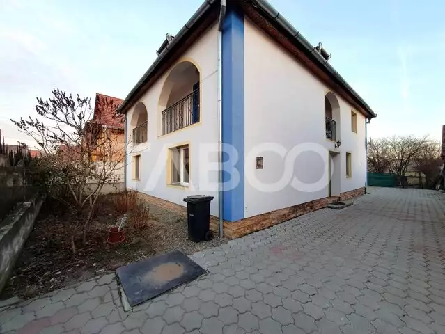 Casa individuala cu 7 camere 2 fronturi 1000 mp teren in Sura Mare 