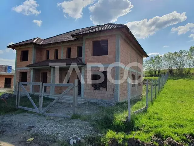 Duplex cu 8 camere si 1000 mp teren de vanzare in Tocile judetul Sibiu
