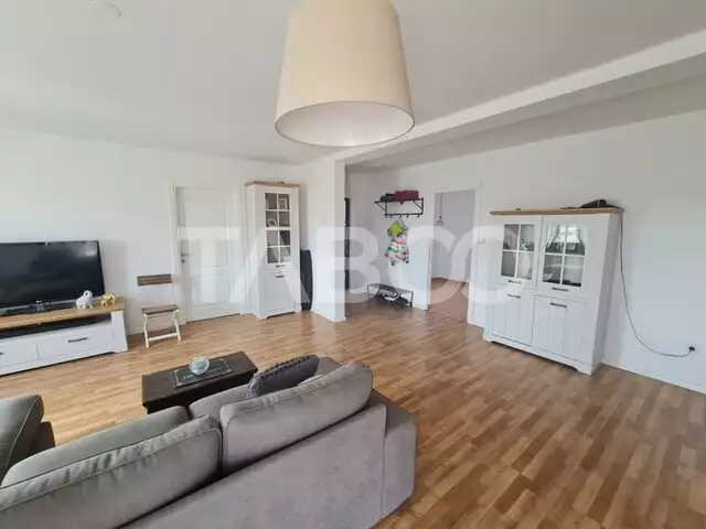 Apartament cu 2 camere de vanzare in Sebes drumul Petrestiului etaj 1