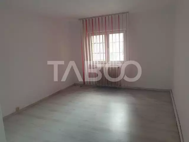 Apartament de vanzare 2 camere 49 mpu pivnita zona Aleea Parc Sebes