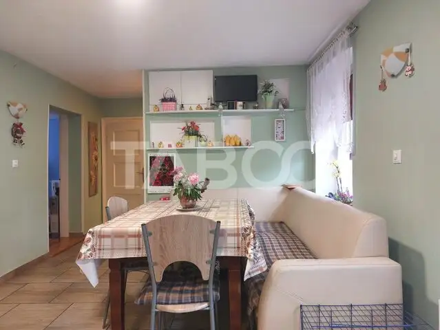 Apartament la casa 138 mp 4 camere etaj 1 curte garaj pivnita Cisnadie