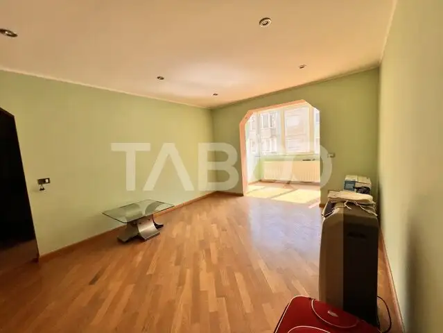 Apartament 4 camere etaj intermediar zona 1 Decembrie de vanzare