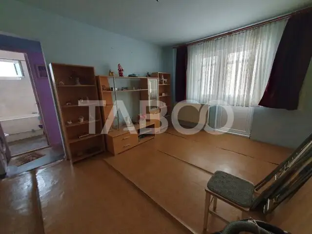 Apartament 3 camere semidecomandat etaj 1 zona Tudor Vladimirescu 