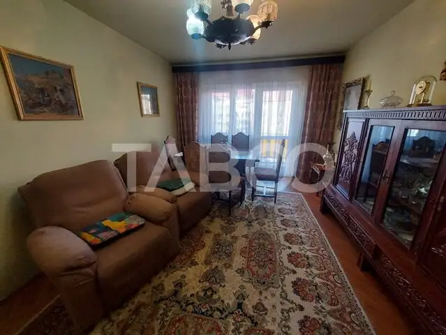 Apartament de vanzare 4 camere 2 bai zona Strand etaj intermediar