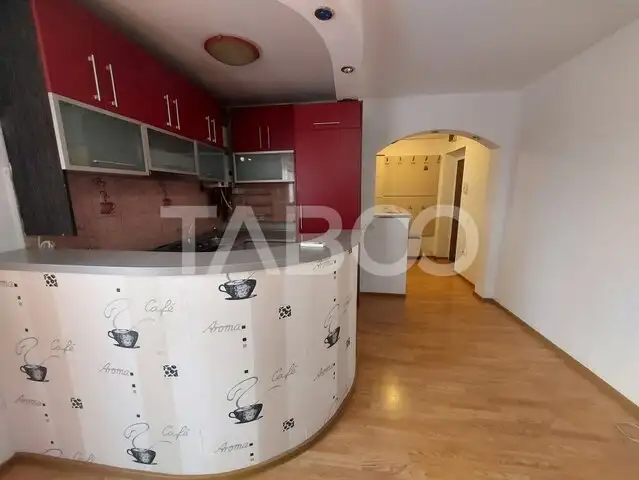 Apartament de vanzare 4 camere decomandate 2 bai zona Mihai Viteazu