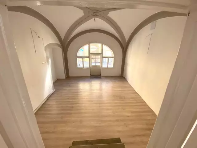 Spatiu comercial 77 mp cu vitrina de inchiriat Centrul Istoric Sibiu