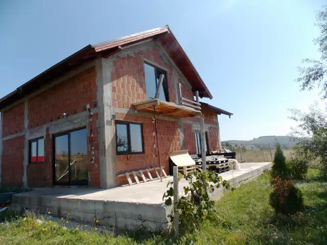 Casa noua cu 4 camere si 220 mp curte de vanzare in Sura Mare