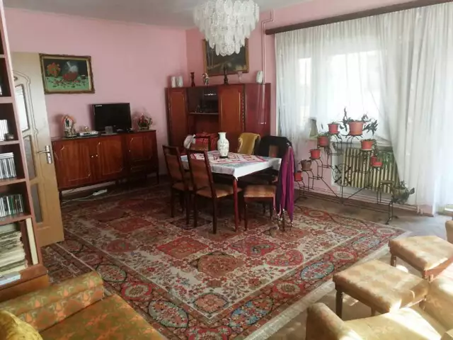 Casa cu 4 camere decomandate de vanzare in Cisnadie judetul Sibiu