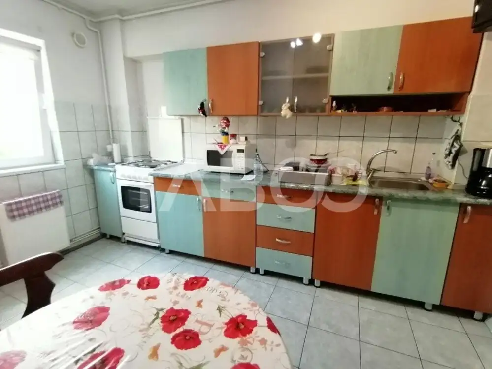 Apartament decomandat 3 camere 2 bai balcon pivnita Vasile Aaron Sibiu