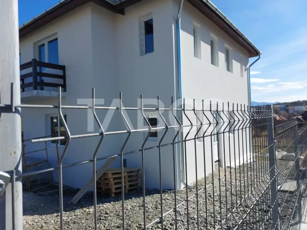 Casa individuala pentru 2 familii 6 camere 720 mp curte Cisnadie