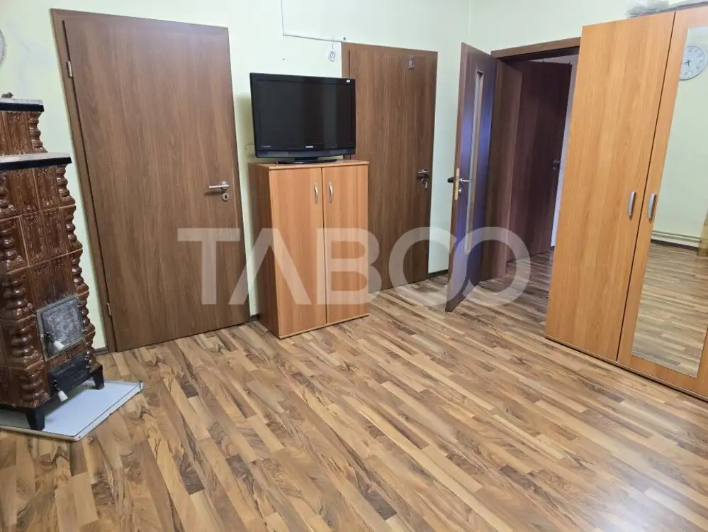 Casa individuala de vanzare 4 camere garaj curte 1310 mp Gusterita