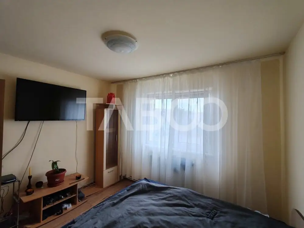 Apartament semidecomandat 3 camere etaj intermediar de vanzare 