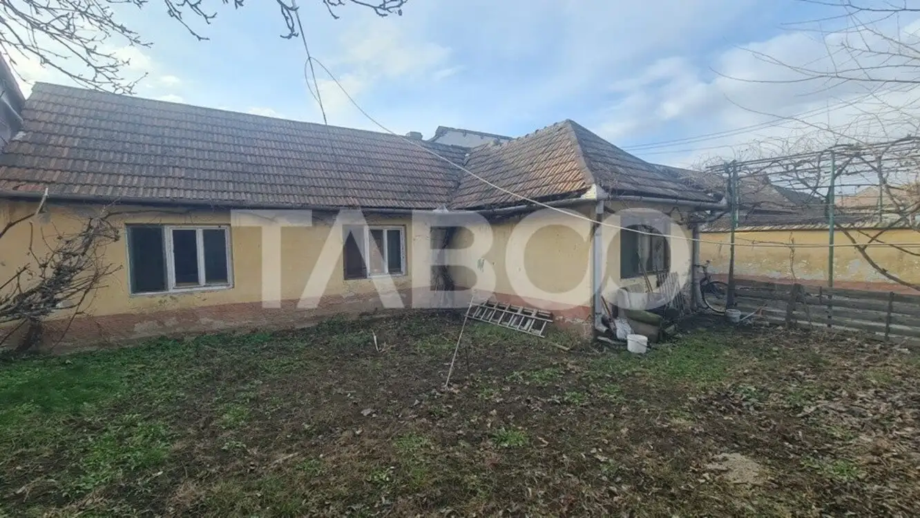 Casa veche cu 3 camere de vanzare in Sebes zona centrala