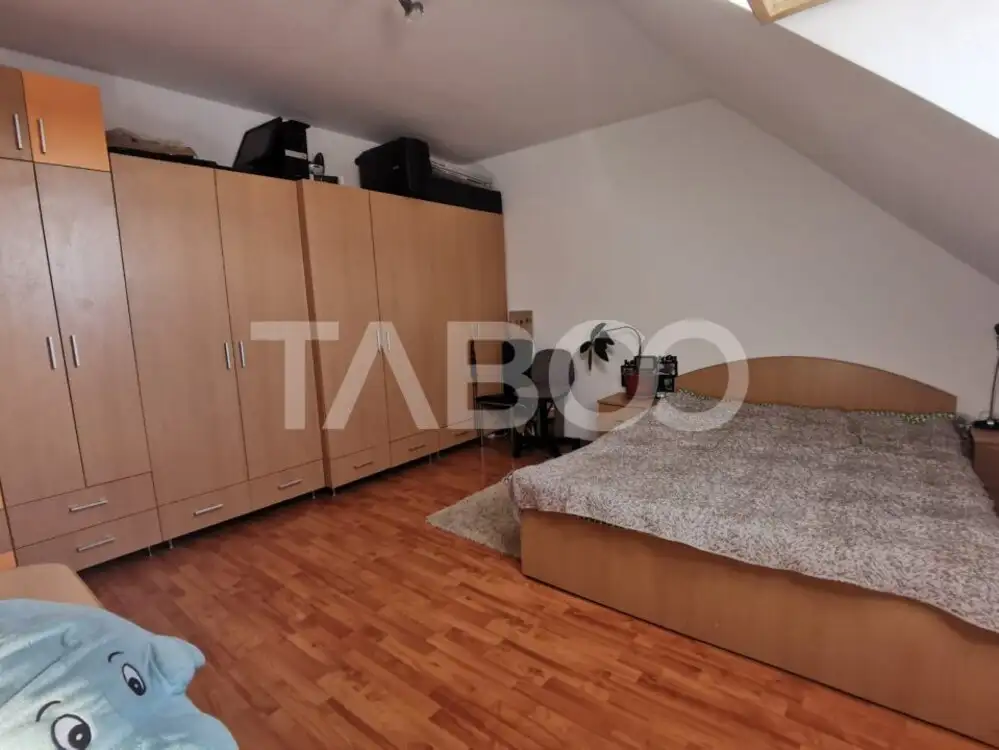 Apartament de vanzare cu 2 camere la mansarda zona Vasile Aaron