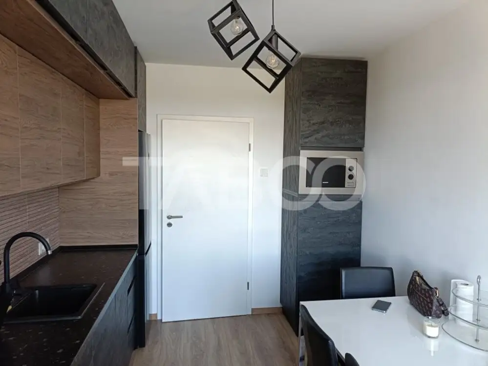 Apartament modern 3 camere 2 bai 87 mpu 2 balcoane lift parcare Sebes 