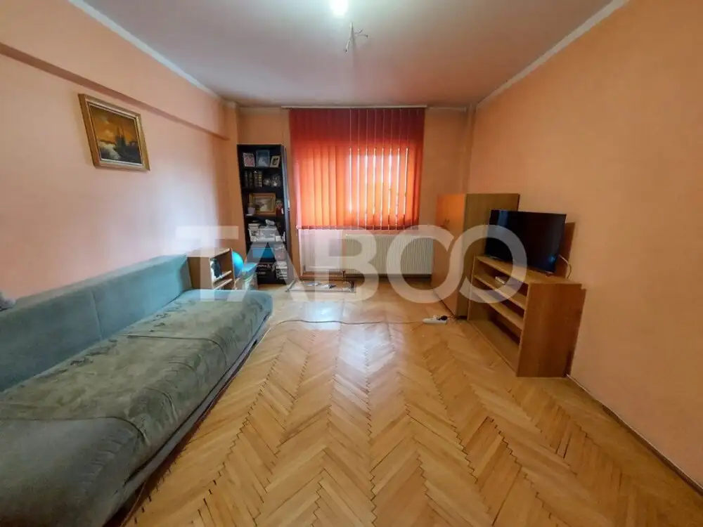 Apartament decomandat 3 camere 65 mpu etaj 1 balcon zona centrala 