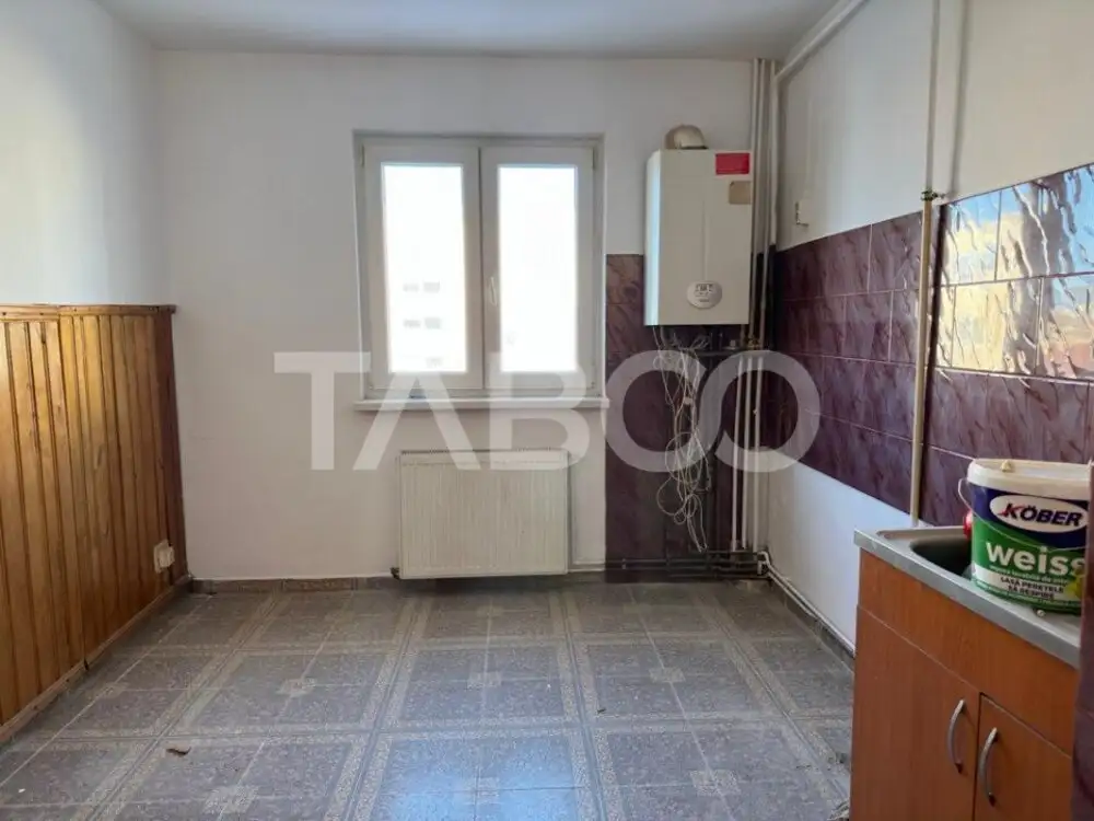 Apartament semidecomandat cu 2 camere zona garii etaj intermediar