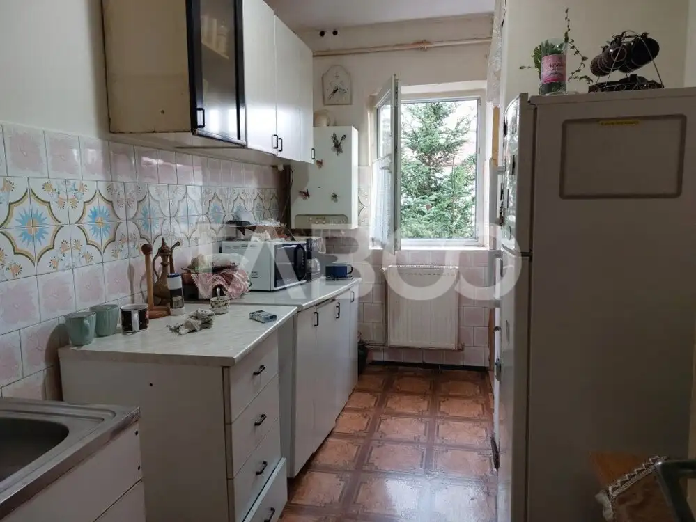 Apartament de vanzare  75 mp 4 camere  2 balcoane etaj 2 Cisnadie