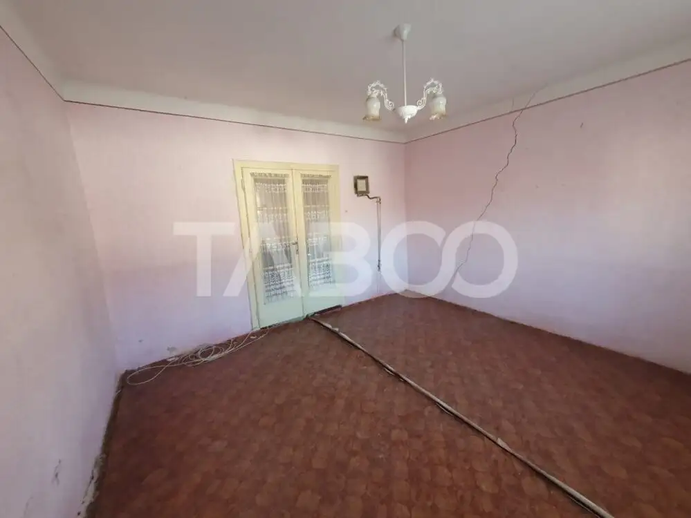 Casa la pret de apartament 2 camere garaj si curte Zona Campului